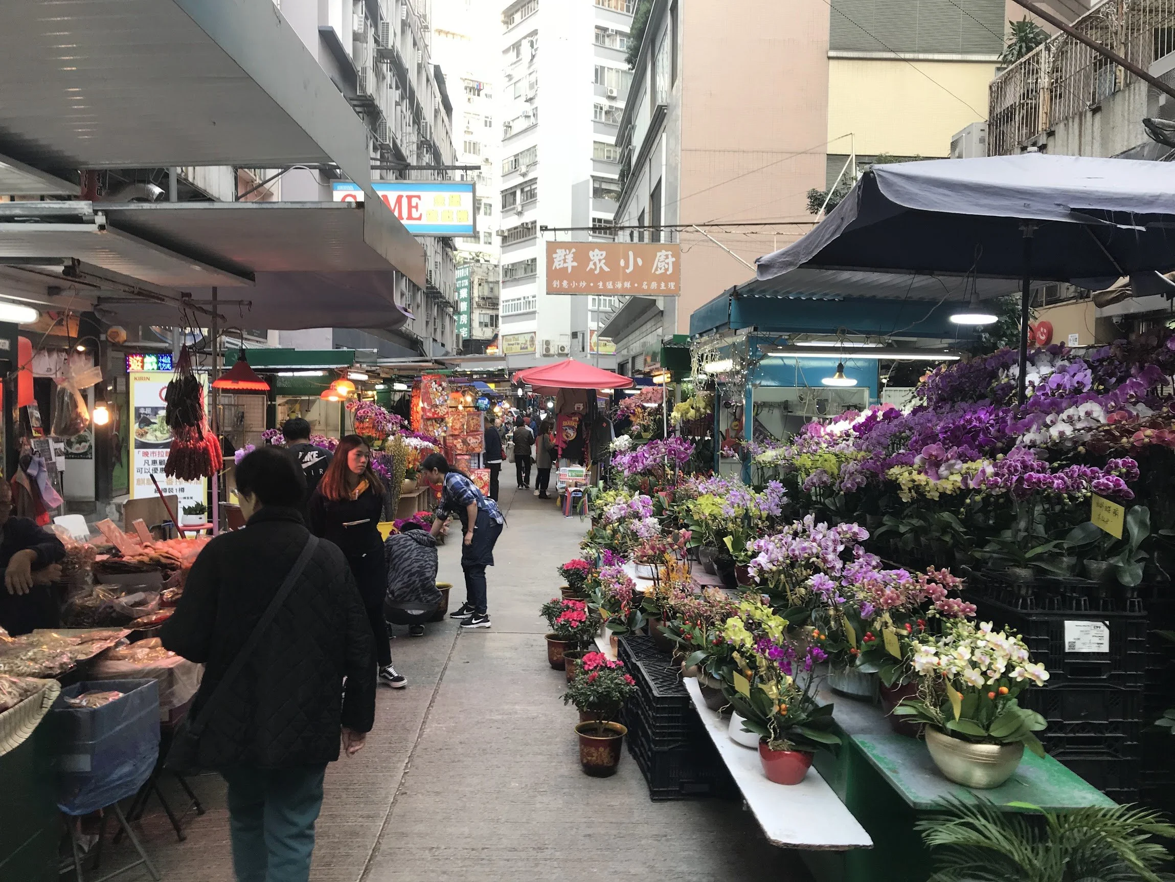 A bustling Hong Kong flower market