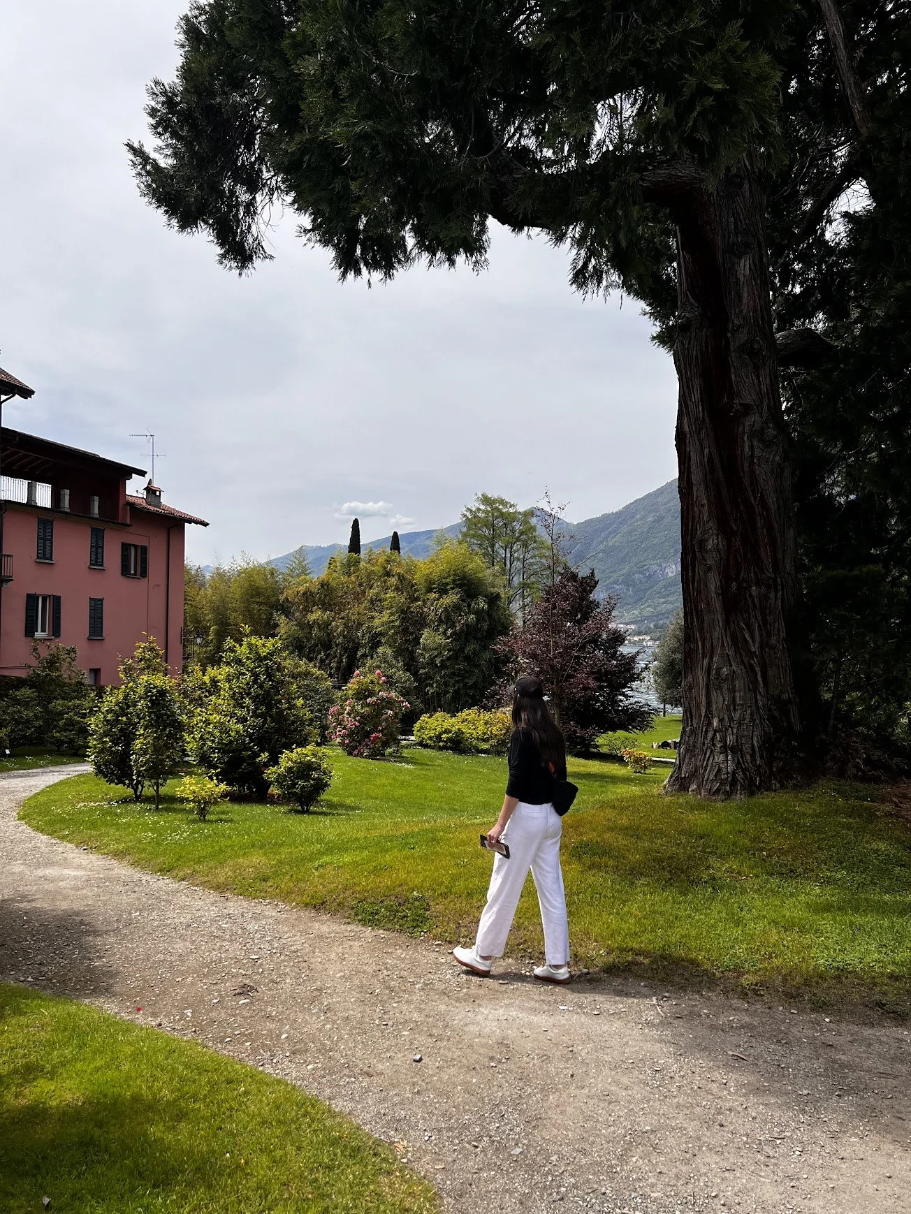 A garden path winding through the lush Villa Melzi grounds